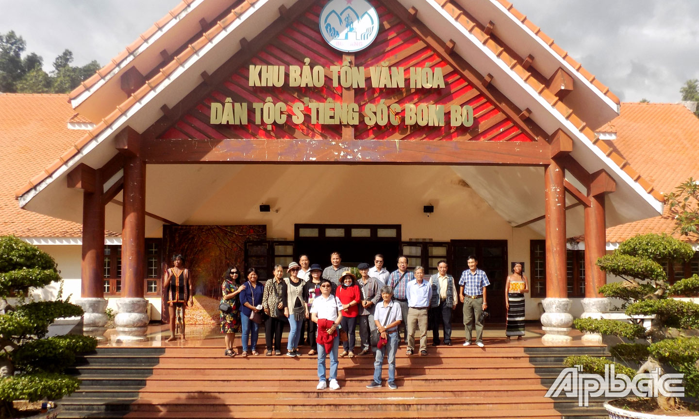 Chi hội Văn học Tiền Giang vừa tổ chức cho 18 hội viên đi thực tế sáng tác về nguồn tại tỉnh Bình Phước.