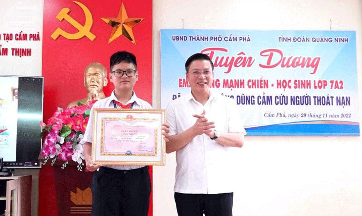 Ủy viên Ban Thường vụ Thành ủy, Phó Chủ tịch Thường trực UBND TP Cẩm Phả Đinh Ngọc Chiến trao khen thưởng cho em Hoàng Mạnh Chiến. (Nguồn: campha.gov.vn)
