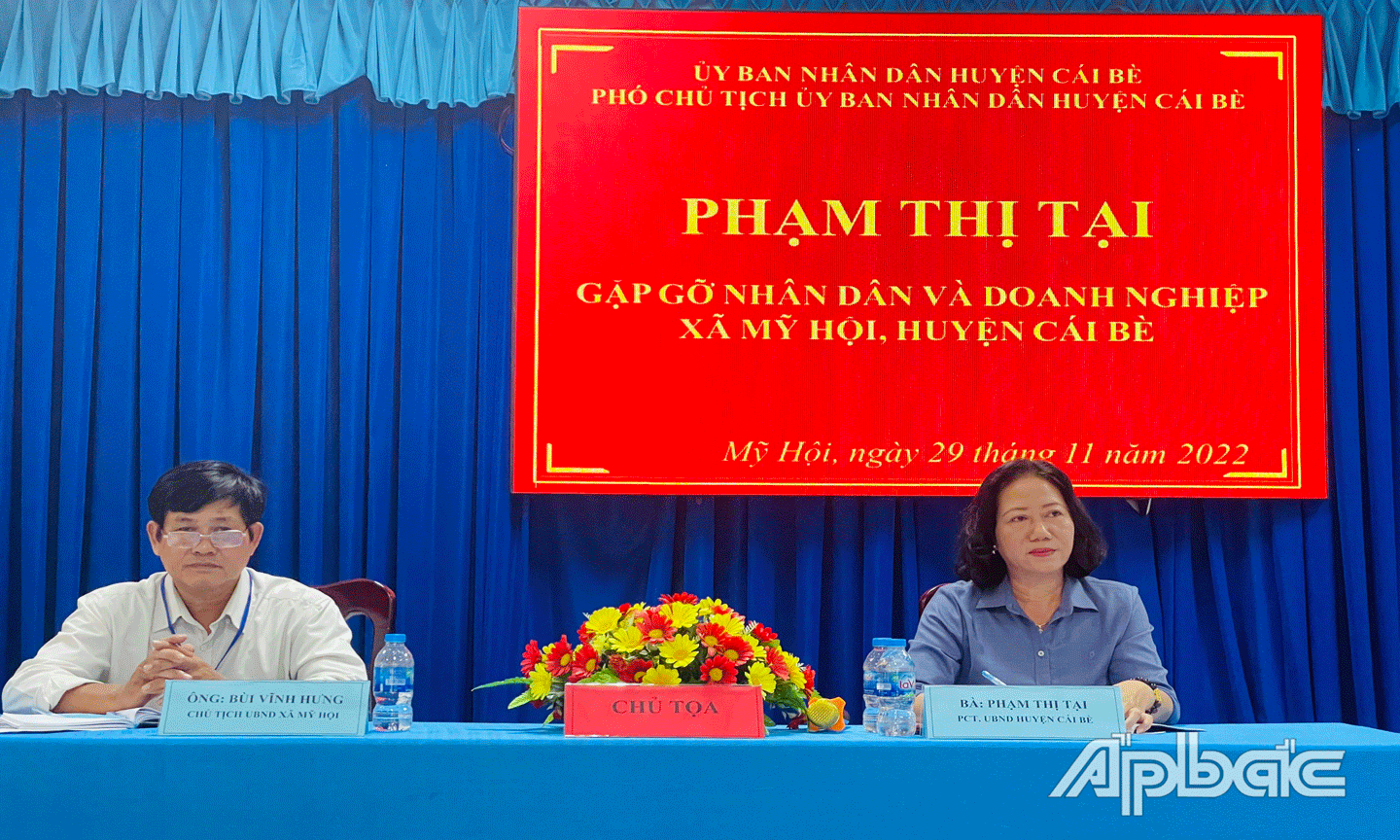 Phó Chủ tịch Thường trực UBND huyện Cái Bè Phạm Thị Tại và lãnh đạo xã Mỹ Hội tại buổi gặp gỡ với nhân dân và doanh nghiệp xã Mỹ Hội. 