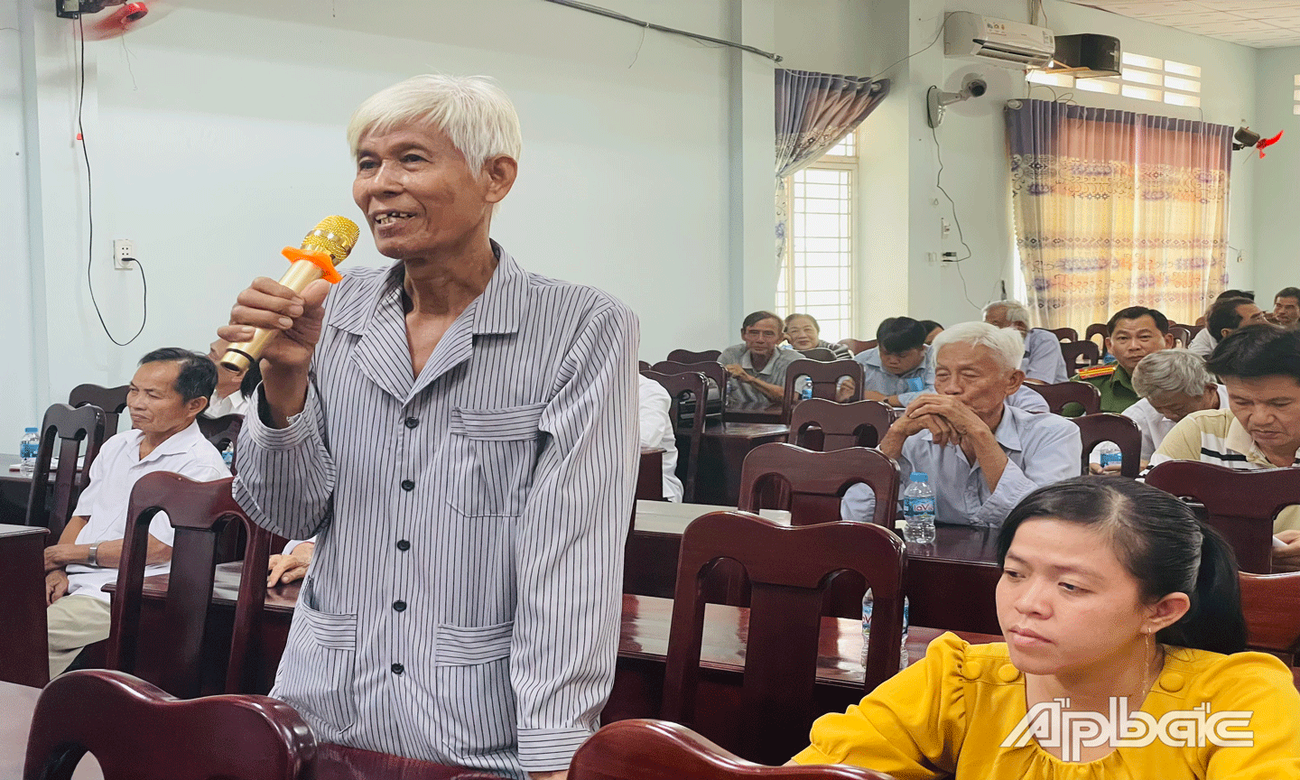 Người dân phát biểu ý kiến. 