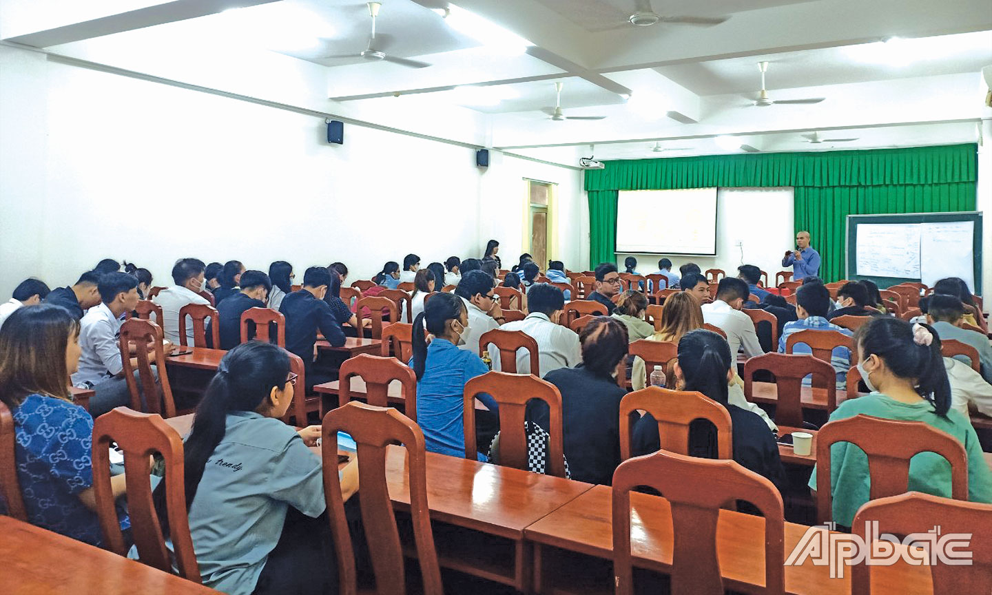 CEO Hữu Đông chia sẻ về khởi nghiệp sáng tạo của mình.