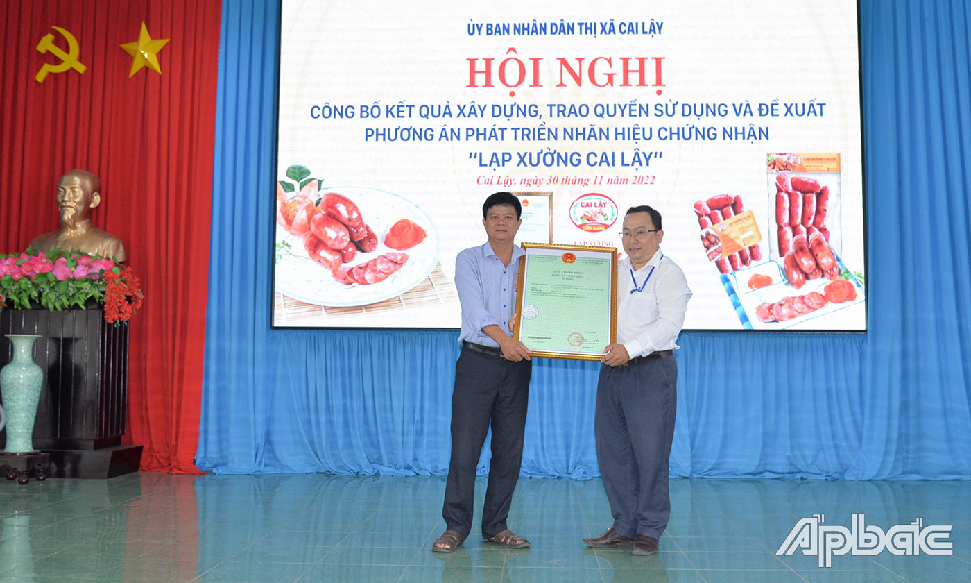 Đại diện Sở Khoa học và Công nghệ trao Giấy chứng nhận đăng ký nhãn hiệu “Lạp xưởng Cai Lậy” cho UBND TX. Cai Lậy.
