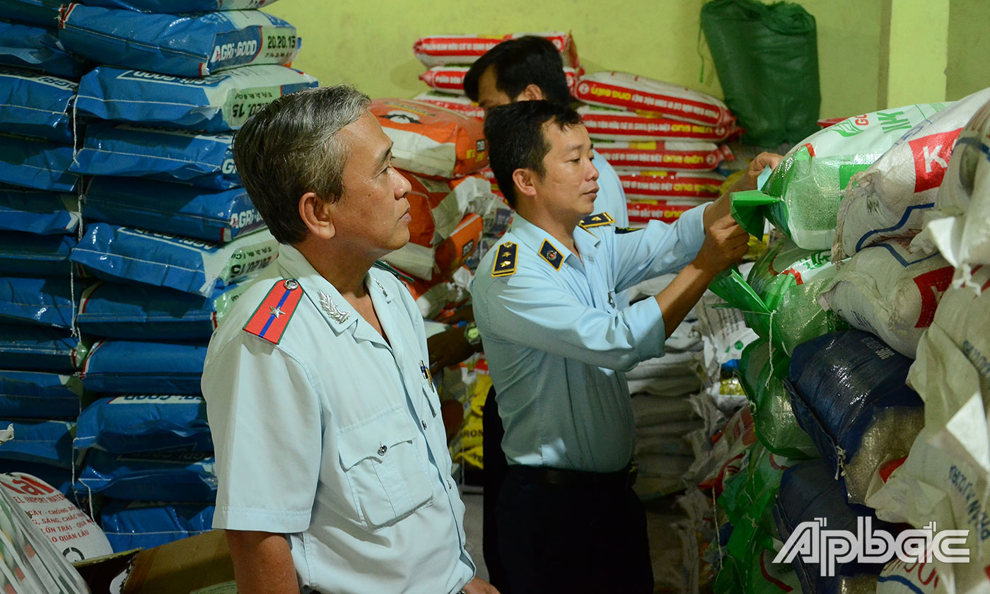Lực lượng QLTT kiểm tra hộ kinh doanh phân bón tại huyện Gò Công Tây.