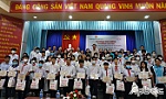 Trao 46 học bổng cho học sinh, sinh viên có hoàn cảnh đặc biệt khó khăn