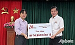 Agribank huyện Tân Phước trao tặng 100 thẻ bảo hiểm y tế cho người nghèo