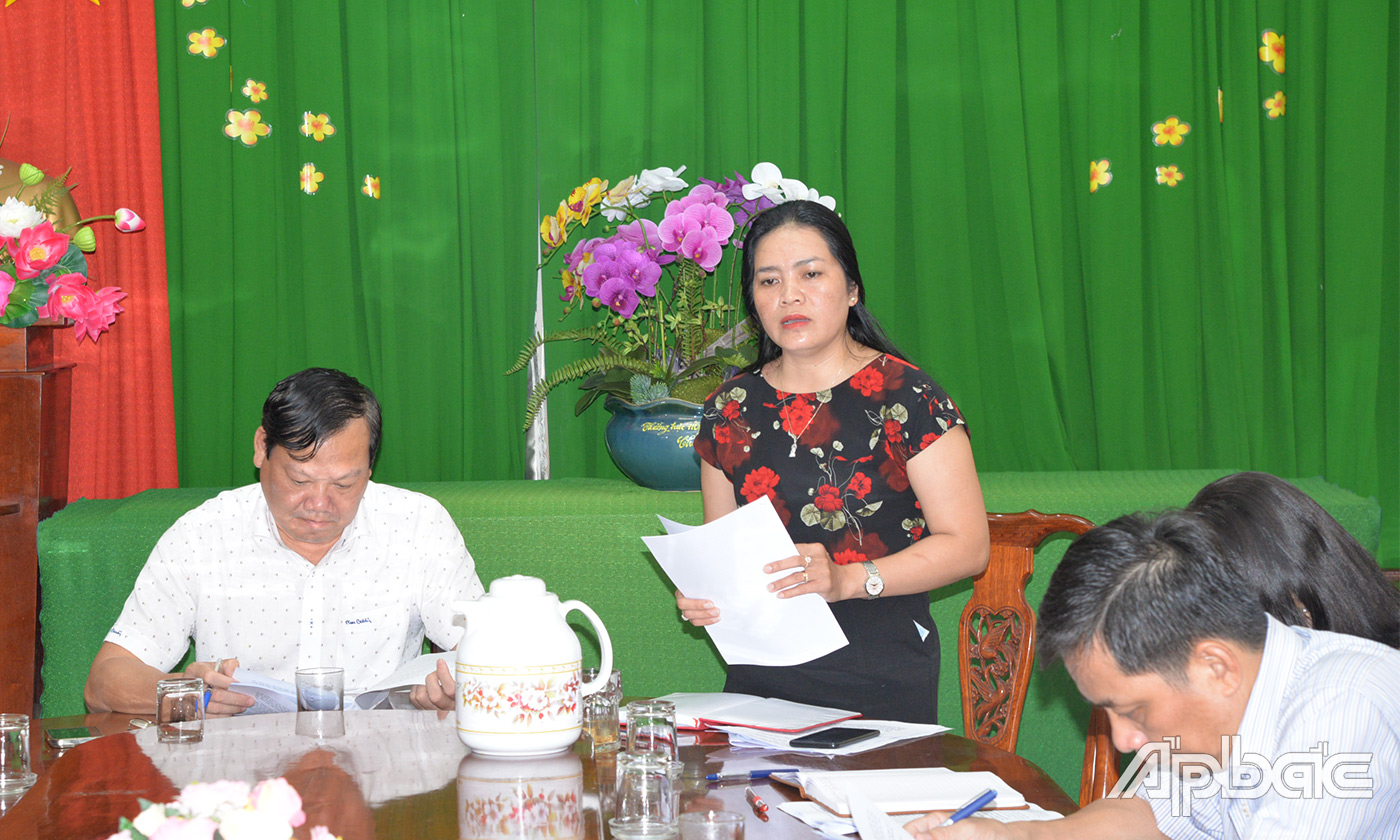 Trưởng Ban Pháp chế Nguyễn Thị Kim Nhung thăm hỏi sức khỏe, tặng quà gia đình chính sách tại huyện Châu Thành