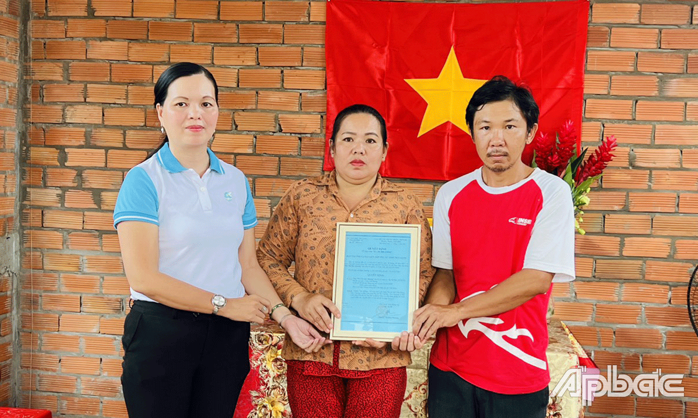 Chủ tịch Hội LHPN tỉnh Nguyễn Thị Kim Phương trao quyết tịnh bàn giao nhà cho chị Lê Trúc Ly.