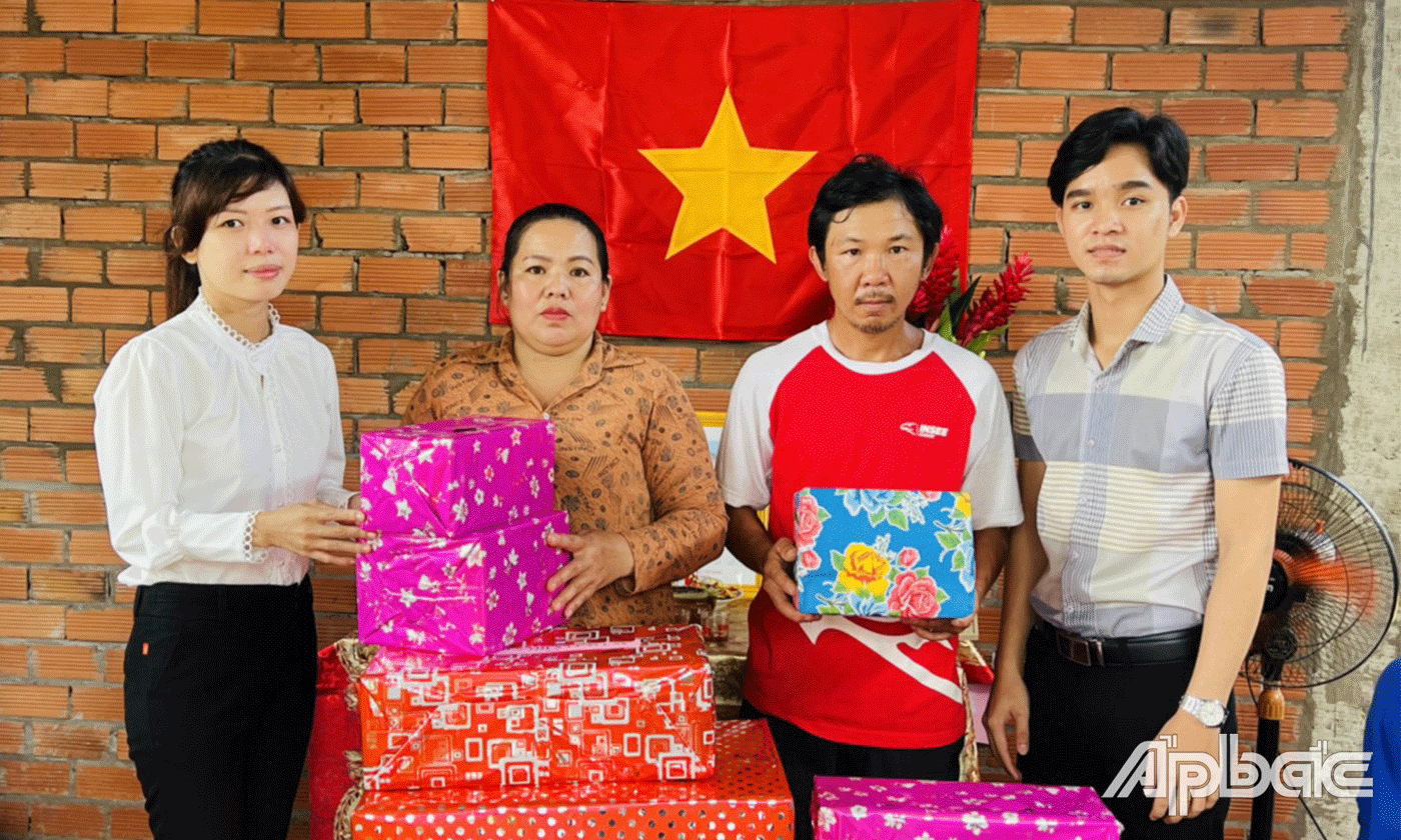 Các đơn vị, địa phương tặng quà cho gia đình.