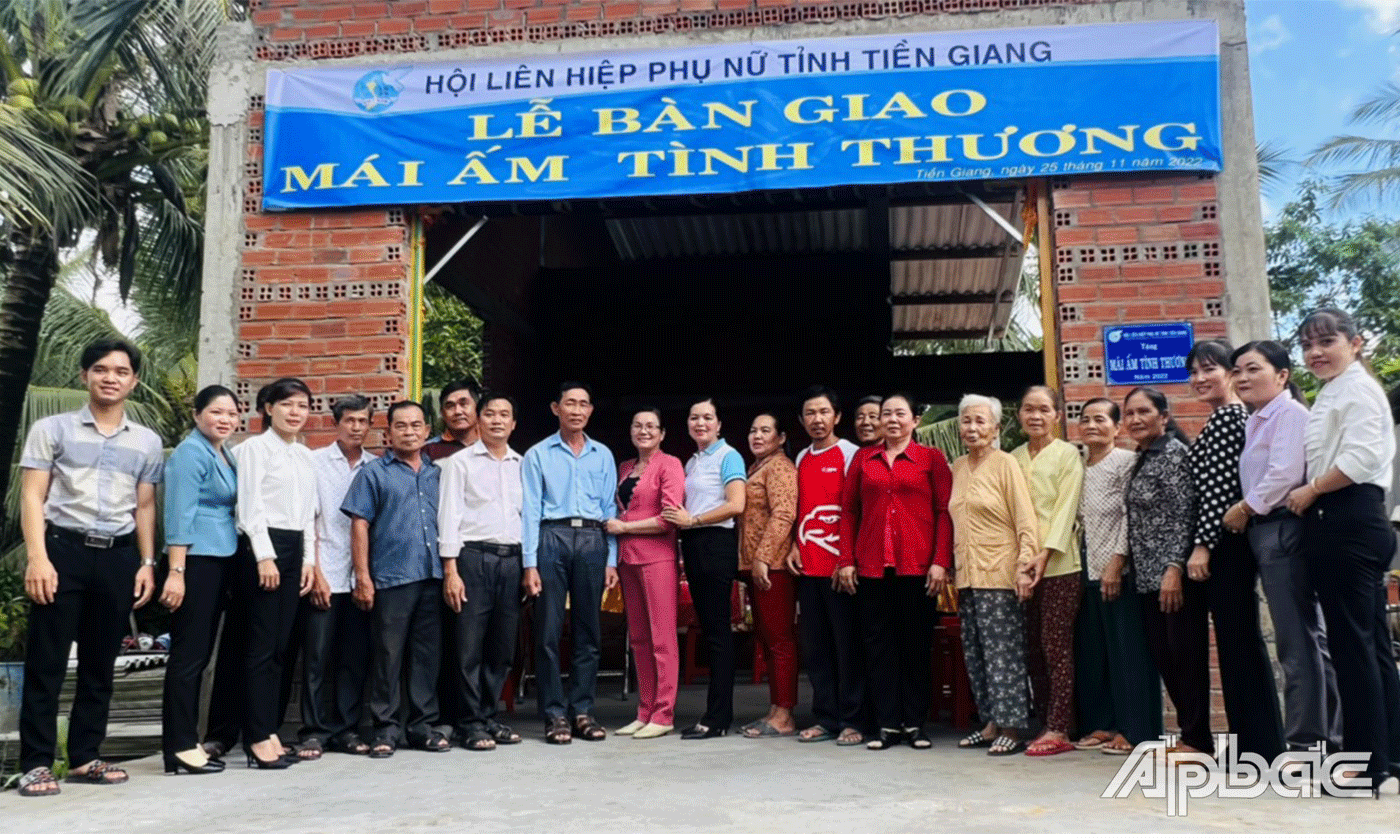 Trao mái ấm tình thương cho chị Lê Trúc Ly.