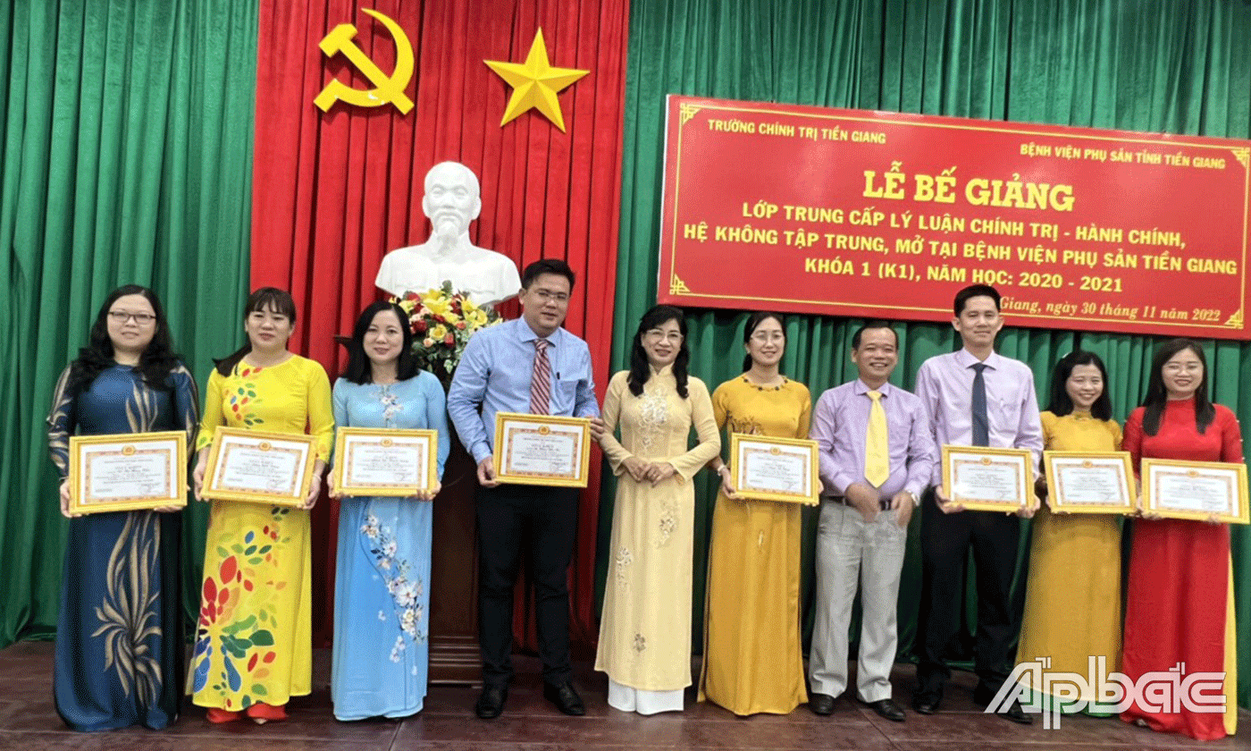 Khen thưởng các học viên có thành tích trong học tập.