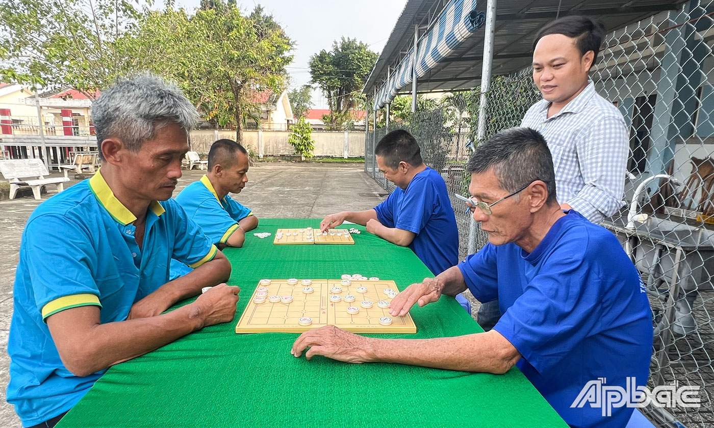 Các đối tượng tham gia thi đánh cờ tướng.