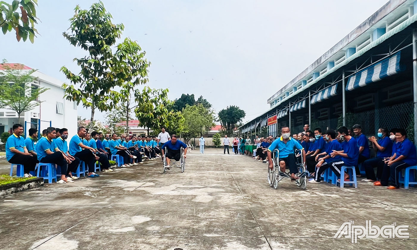 Các đối tượng tham gia trò chơi đua xe lăn.