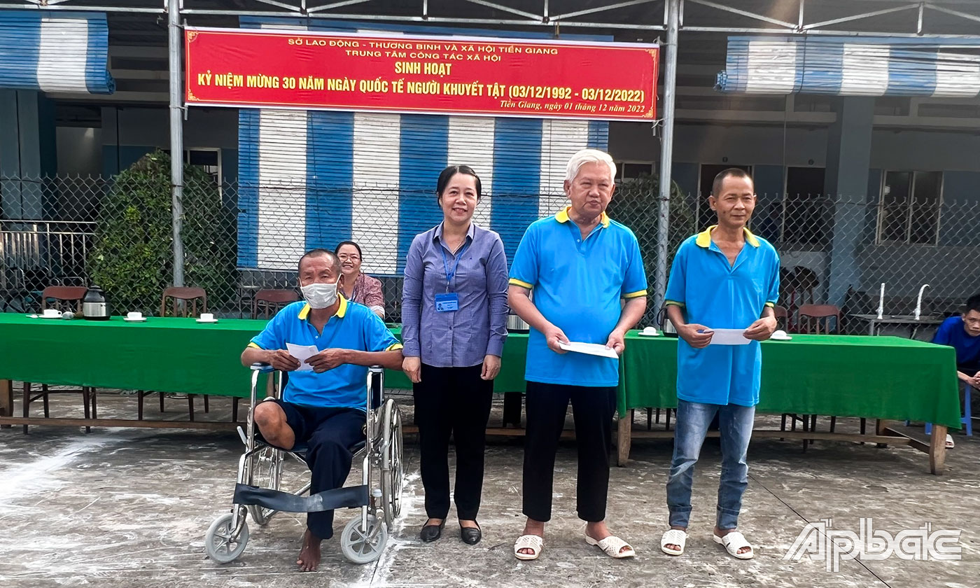 Giám đốc Trung tâm Công tác xã hội tỉnh Tiền Giang Nguyễn Thị Kiều Loan trao giải cho các cá nhân tham gia trò chơi.