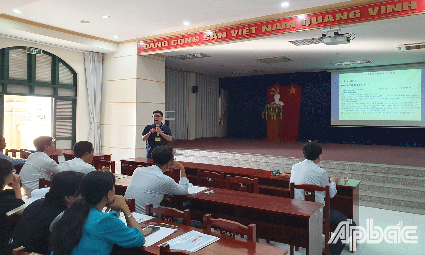 Quang cảnh buổi tập huấn. 