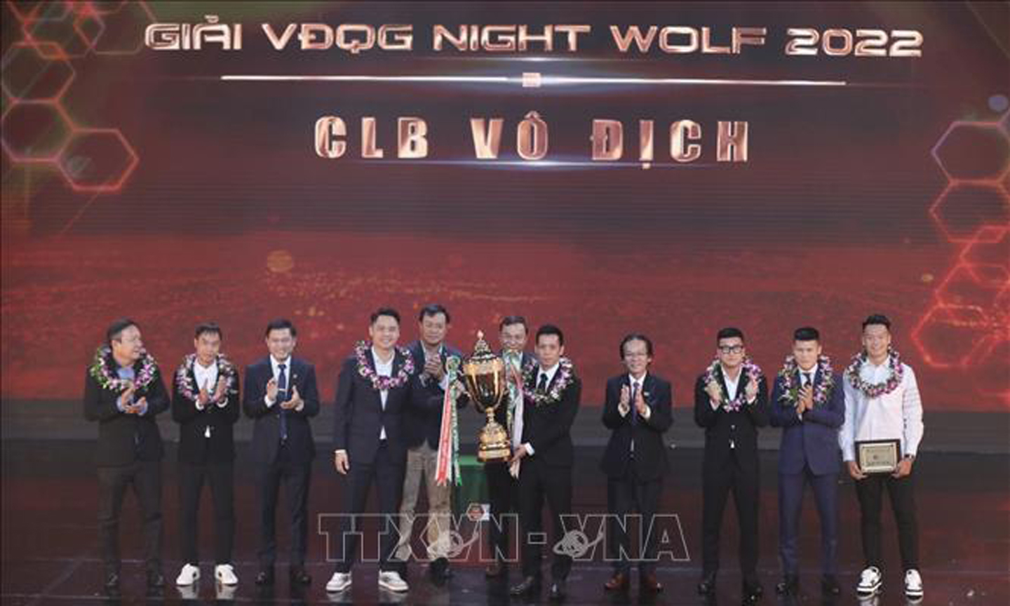 Ban tổ chức trao Cúp vô địch Giải bóng đá vô địch quốc gia Night Wolf V. League 2022 cho CLB Hà Nội. Ảnh: Minh Quyết/TTXVN