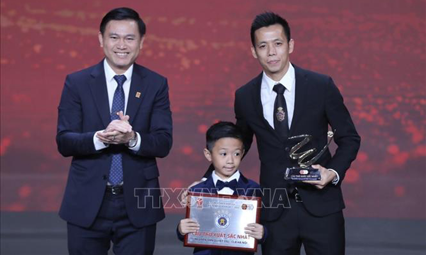 Ban tổ chức trao giải Cầu thủ xuất sắc nhất Giải bóng đá vô địch quốc gia Night Wolf V. League 2022 cho cầu thủ Nguyễn Văn Quyết (CLB Hà Nội). Ảnh: Minh Quyết/TTXVN