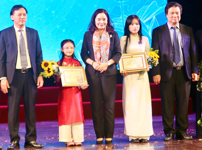 Hai thí sinh xuất sắc nhận danh hiệu Đại sứ văn hóa đọc tiêu biểu năm 2022. 