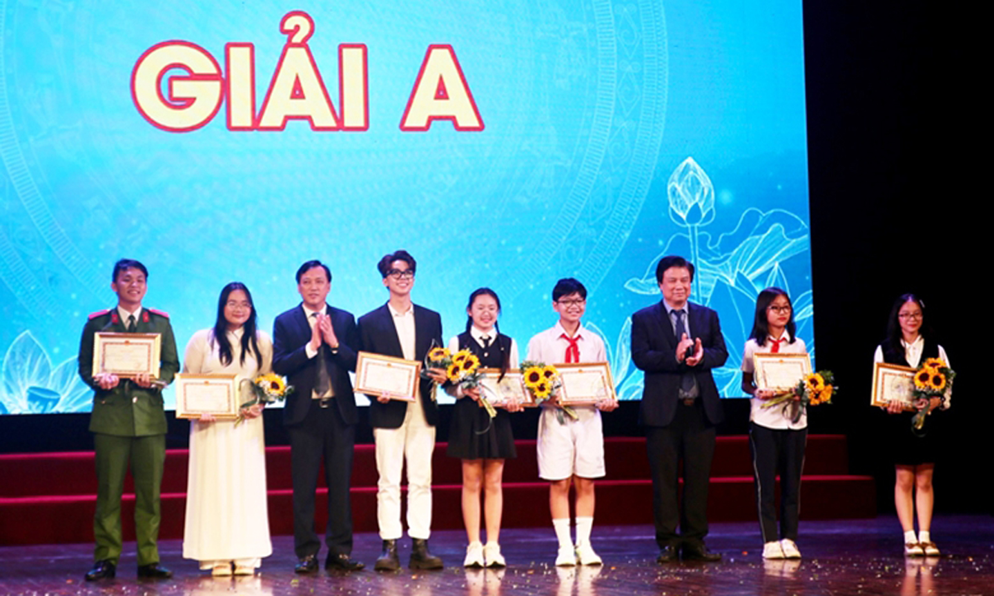 Trao giải A cho các thí sinh tham gia cuộc thi. 