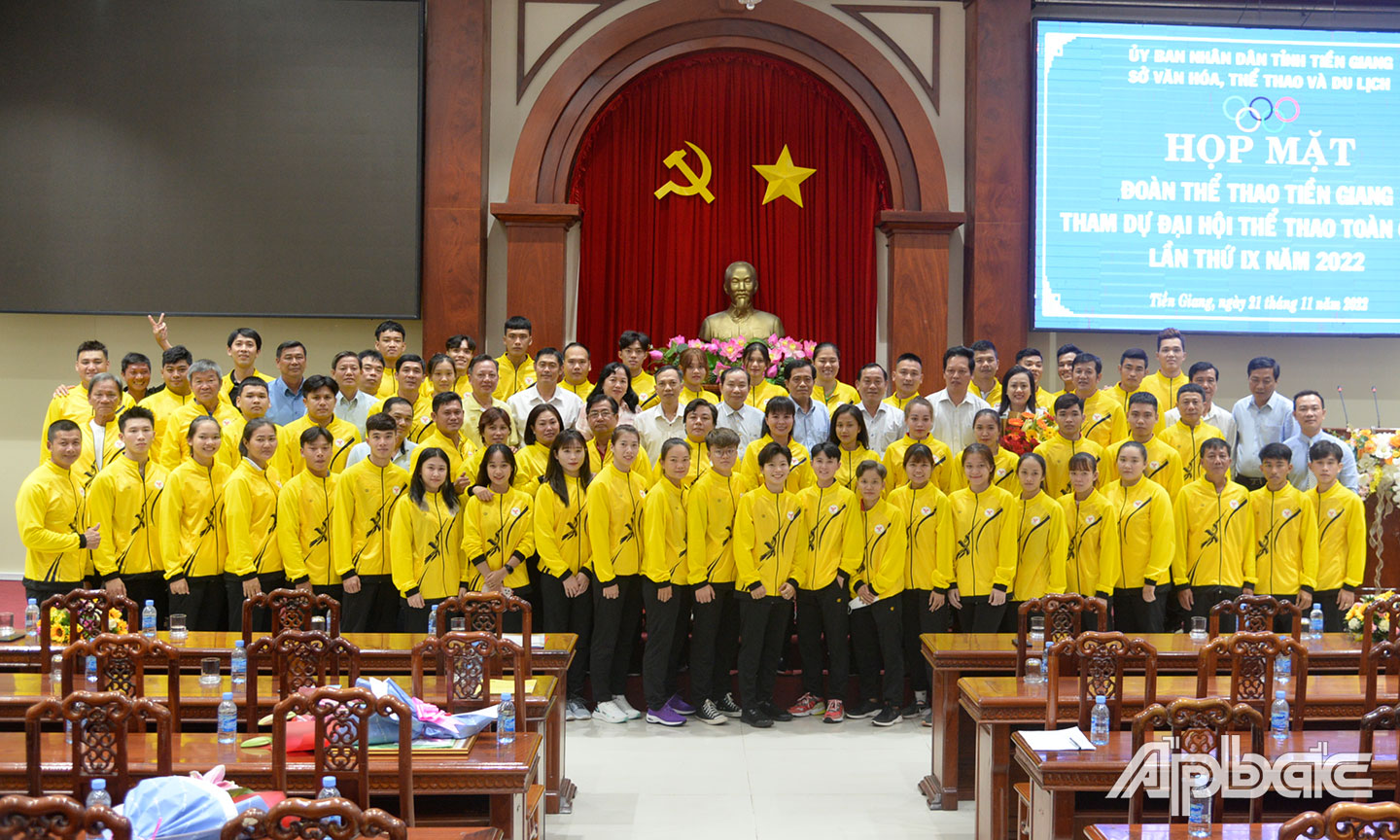 Đoàn Thể thao Tiền Giang chụp ảnh lưu niệm cùng lãnh đạo tỉnh tại buổi họp mặt các VĐV, huấn luyện viên tham dự Đại hội.