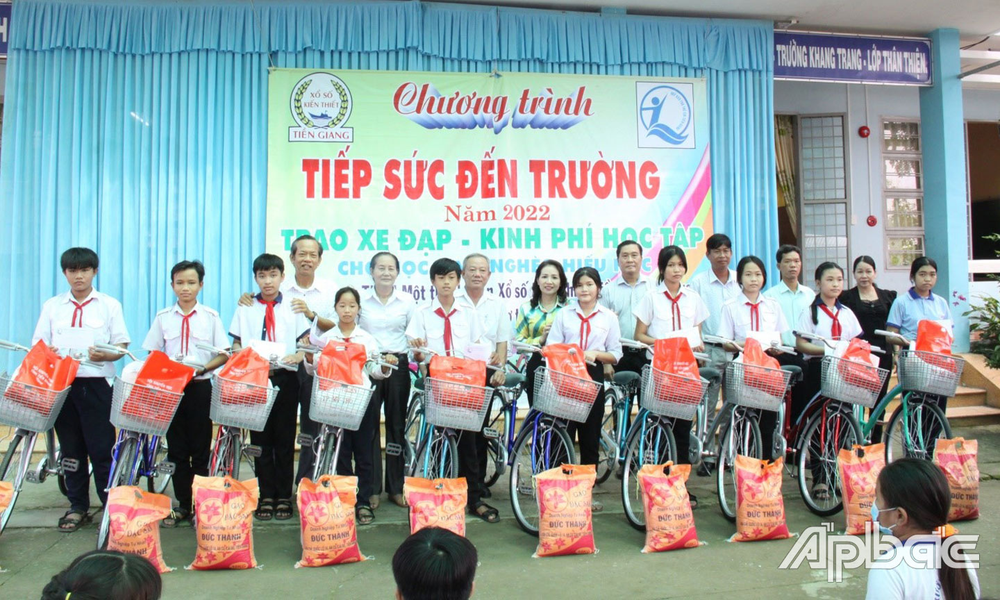 XUÂN LÃM  Quang cảnh buổi Chương trình “Tiếp sức đến trường”.