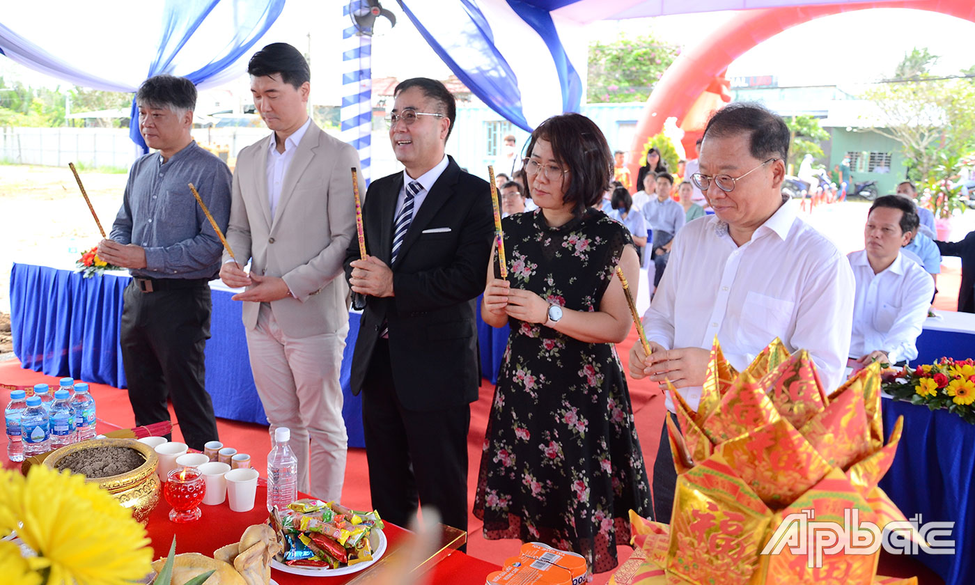 Nghi thức thắp nhang.