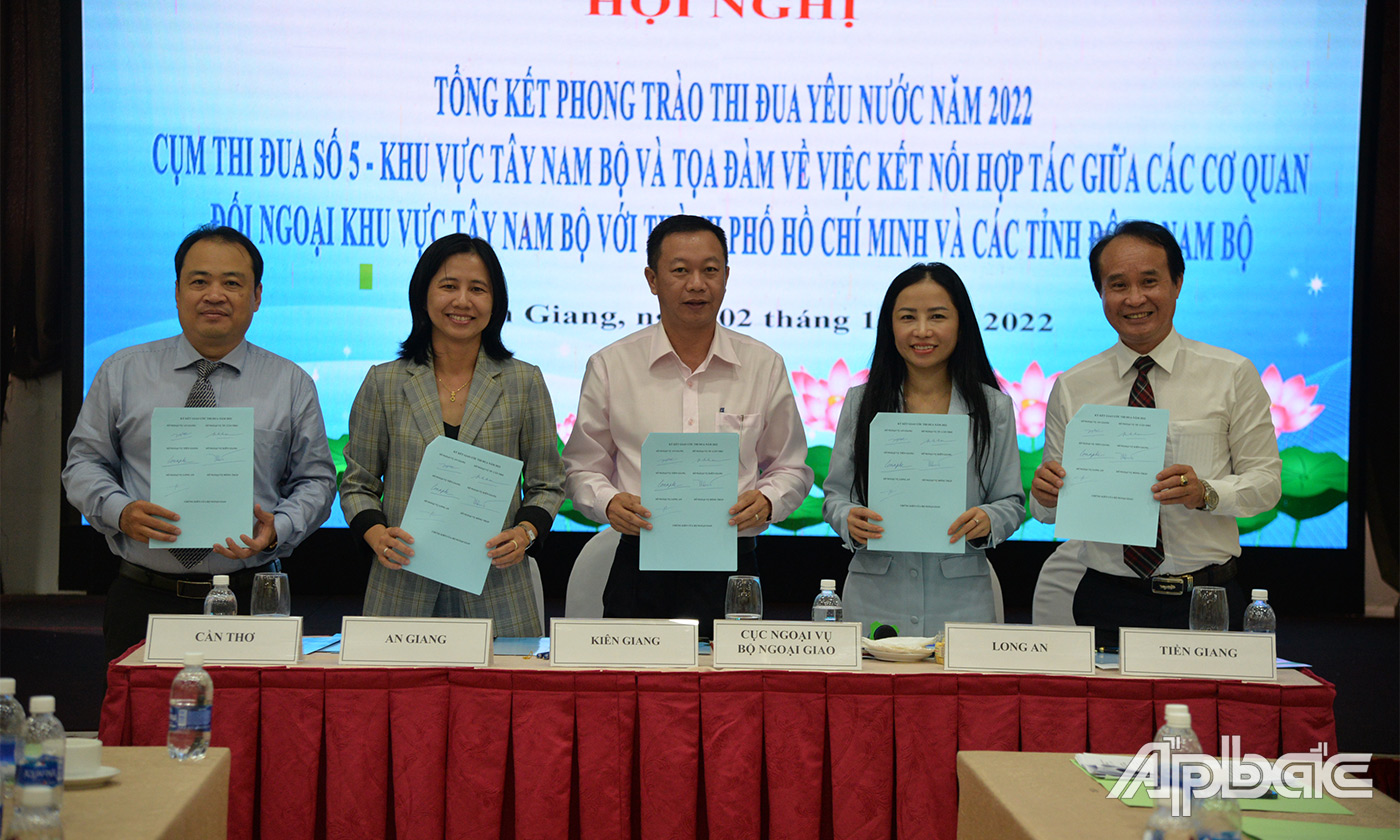 Các đơn vị Cụm thi đua số 5 ký kết thi đua năm 2023
