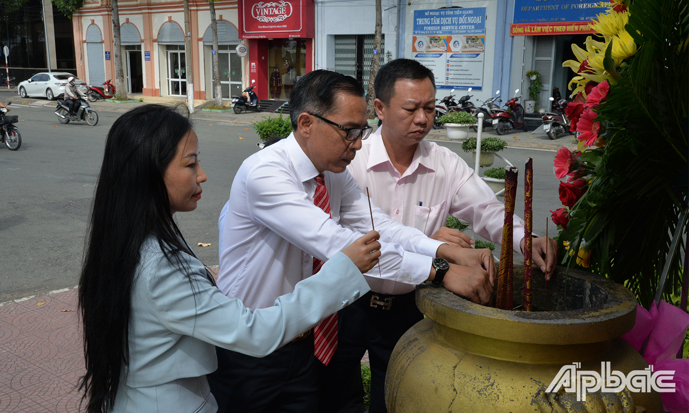 Thắp hương tưởng niệm tại Tượng đài Thủ Khoa Huân