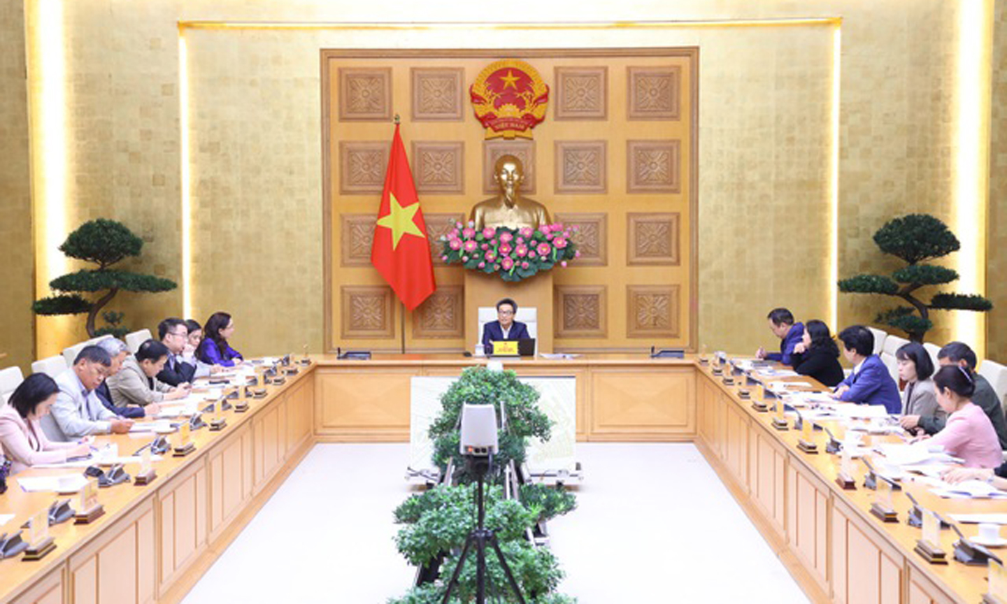 Các thành viên Ban Chỉ đạo đánh giá việc khai thác và phát huy hiệu quả hoạt động của một số thiết chế văn hóa, thể thao các cấp còn có mặt hạn chế… - Ảnh: VGP