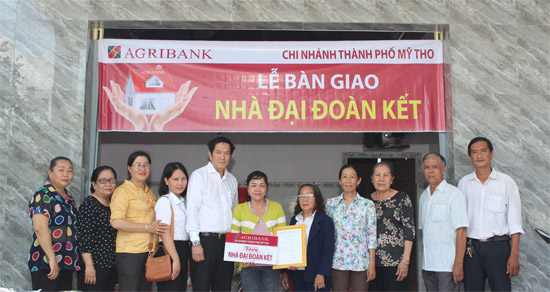 Lãnh đạo MTTQVN TP. Mỹ Tho, Agribank Tiền Giang và chính quyền địa phương trước ngôi nhà mới của bà Nguyễn Thị Lệ Thủy