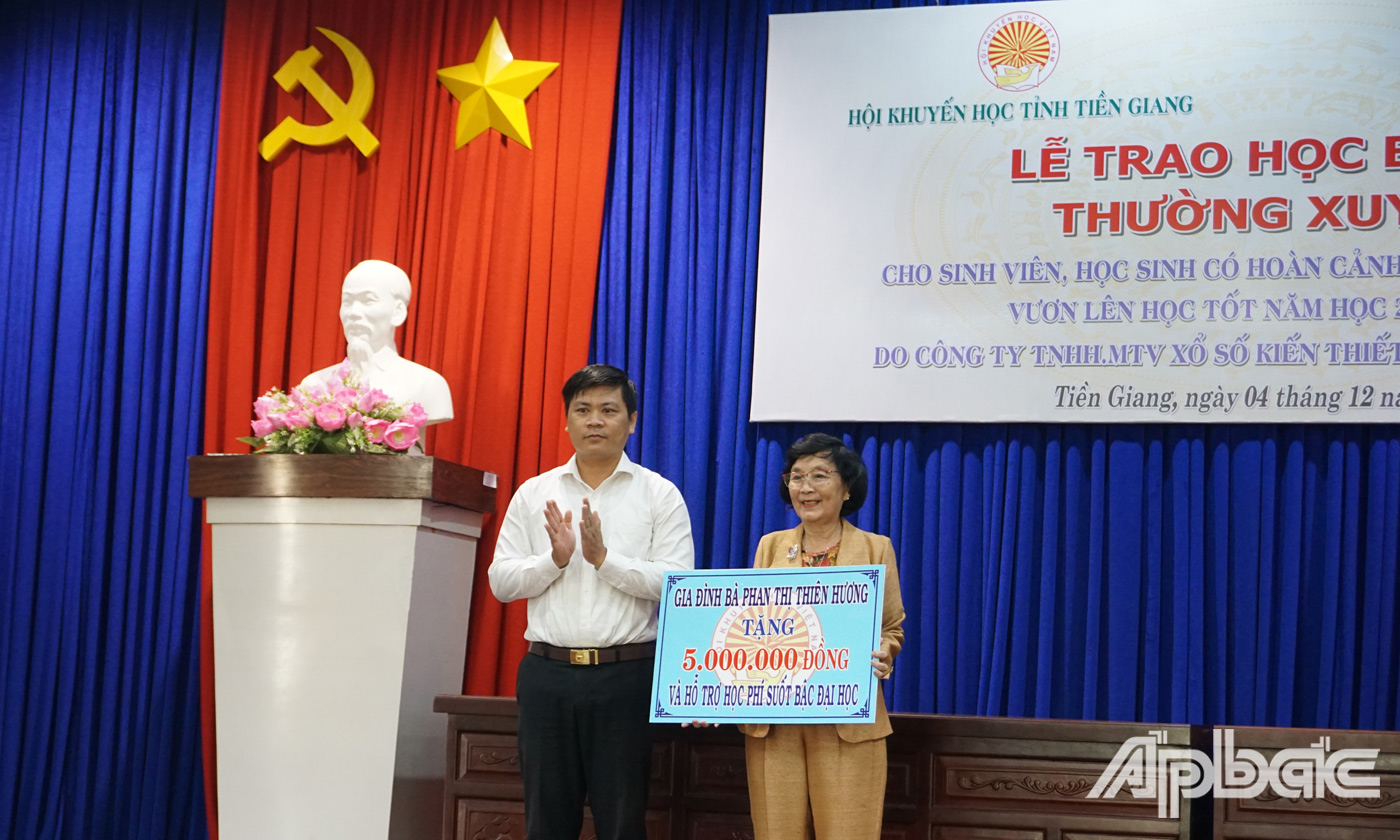 Các đơn vị tài trợ trao bảng tượng trưng tài trợ học bổng cho hội Khuyến học tỉnh Tiền Giang