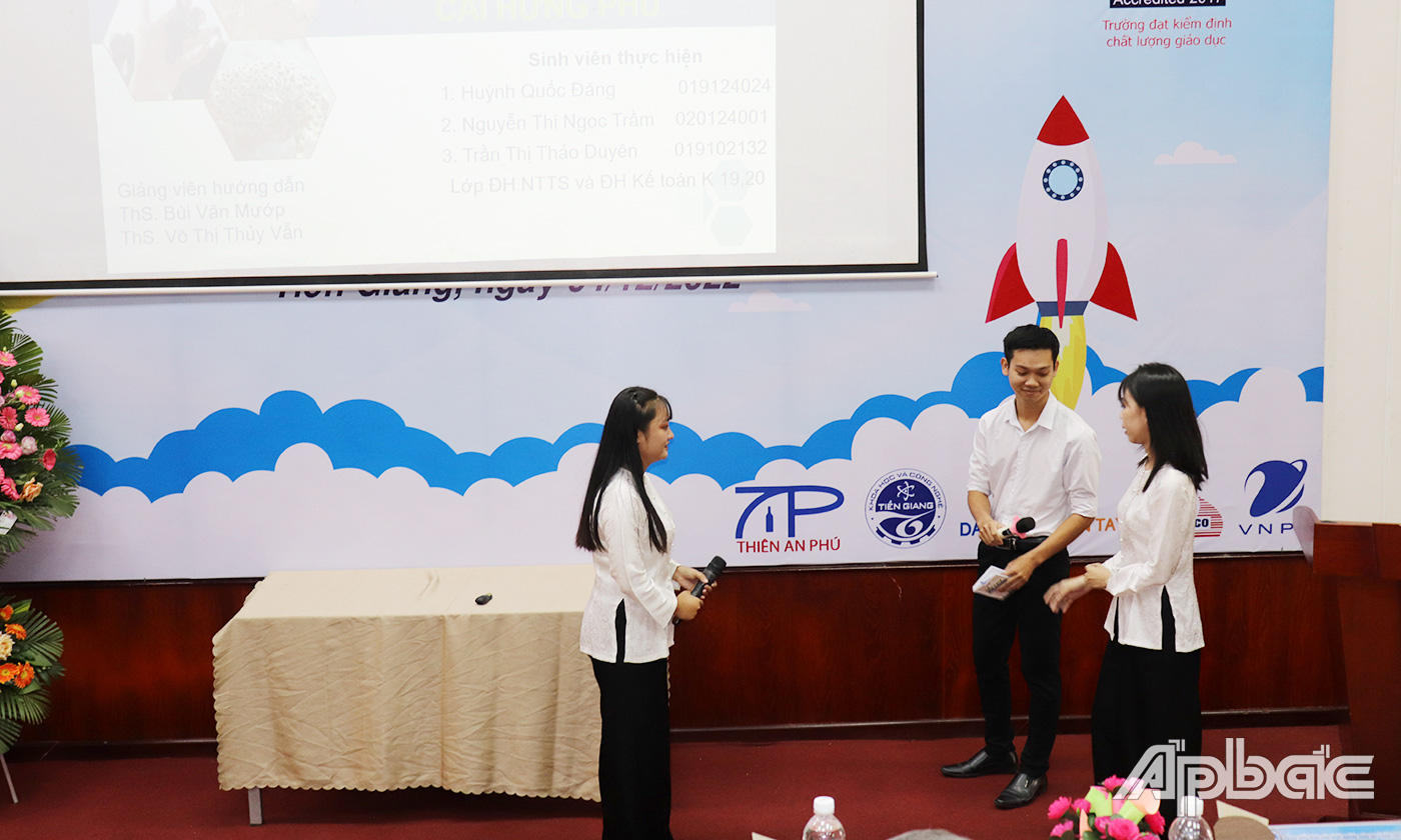 Các đội thực hiện thuyết trình các đề tài dự thi,