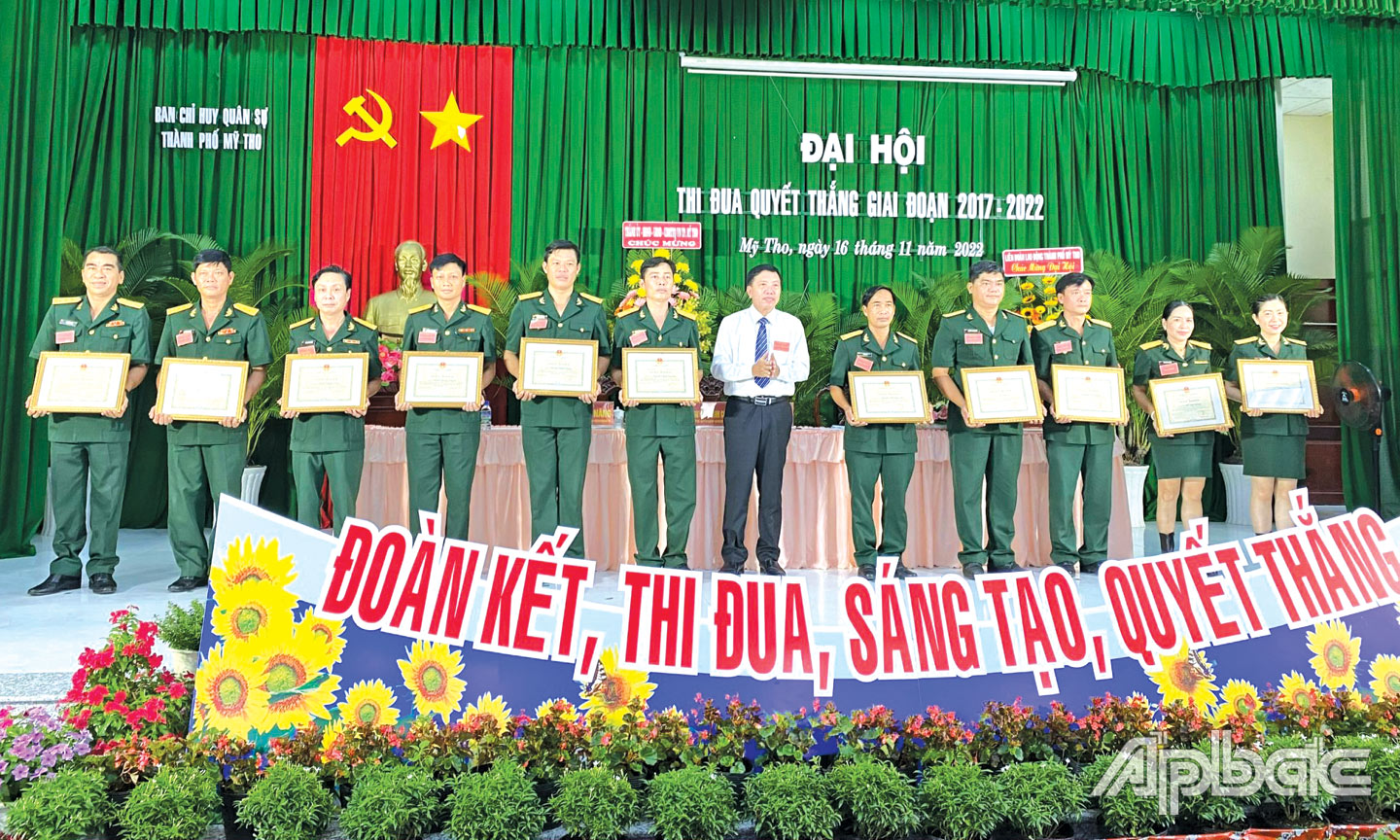 Chủ tịch UBND TP. Mỹ Tho Nguyễn Thành Công trao tặng Giấy khen cho các tập thể, cá nhân có thành tích tiêu biểu trong các phong trào thi đua yêu nước giai đoạn 2017 - 2022.