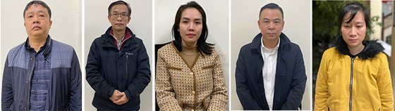 Các bị can Vũ Hồng Quang, Lý Tiến Hùng, Nguyễn Thị Hiền, Đào Minh Dương, Phạm Thị Kim Ngân (từ trái qua phải)