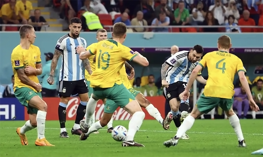 Messi ghi bàn mở tỷ số cho Argentina trong trận đấu loại trực tiếp với Australia. Ảnh: Dailymail