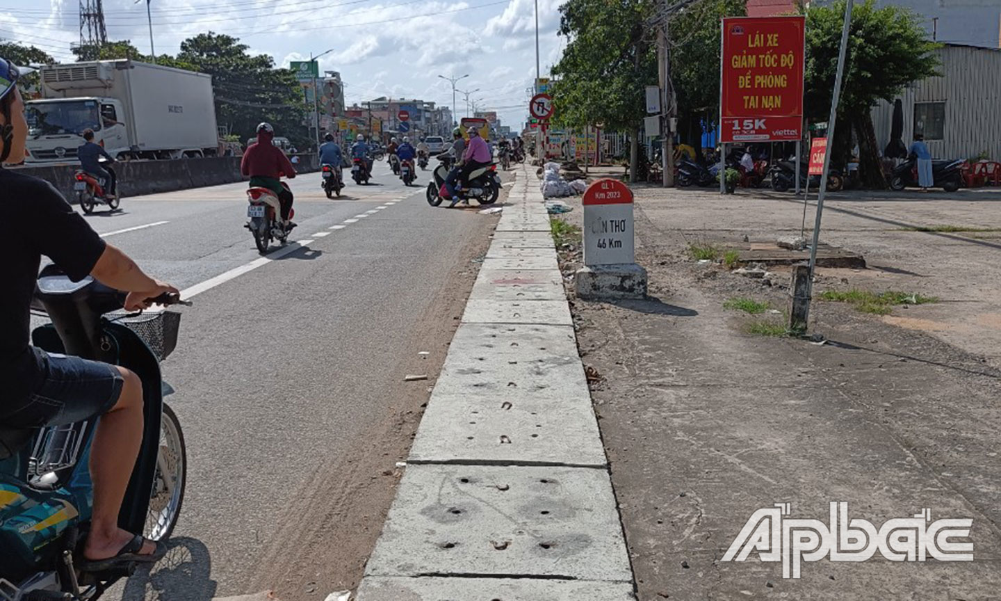 Cống cao hơn mặt đường đoạn huyện Cái Bè.