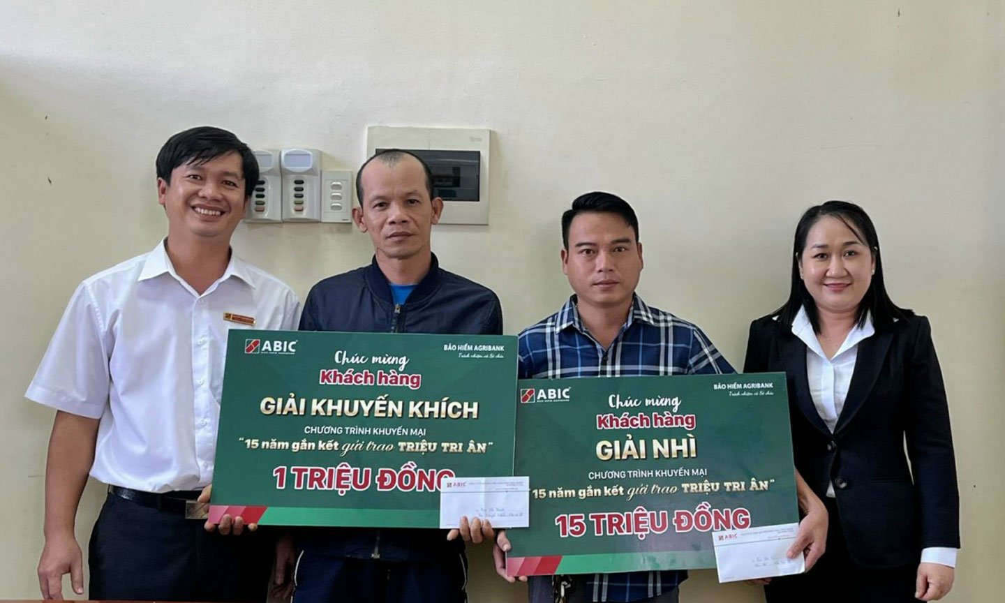 Trao thưởng cho khách hàng của Agribank Chi nhánh huyện Cái Bè.