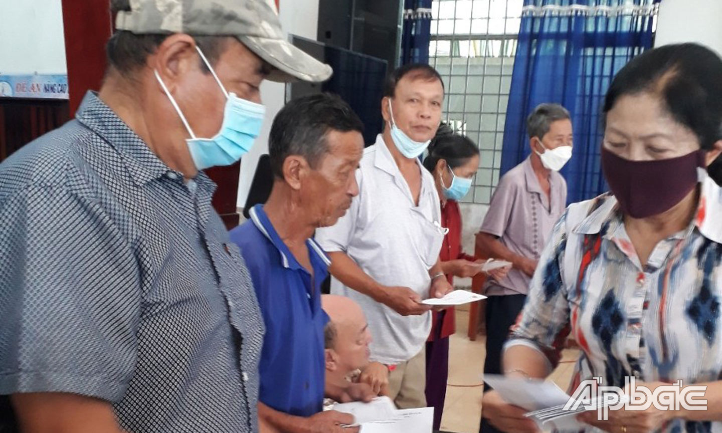 Chủ tịch Hội NNCĐDC tỉnh Tiền Giang Dương Thị Lệ thăm hỏi, tặng quà cho NNCĐDC ở huyện Cái Bè.