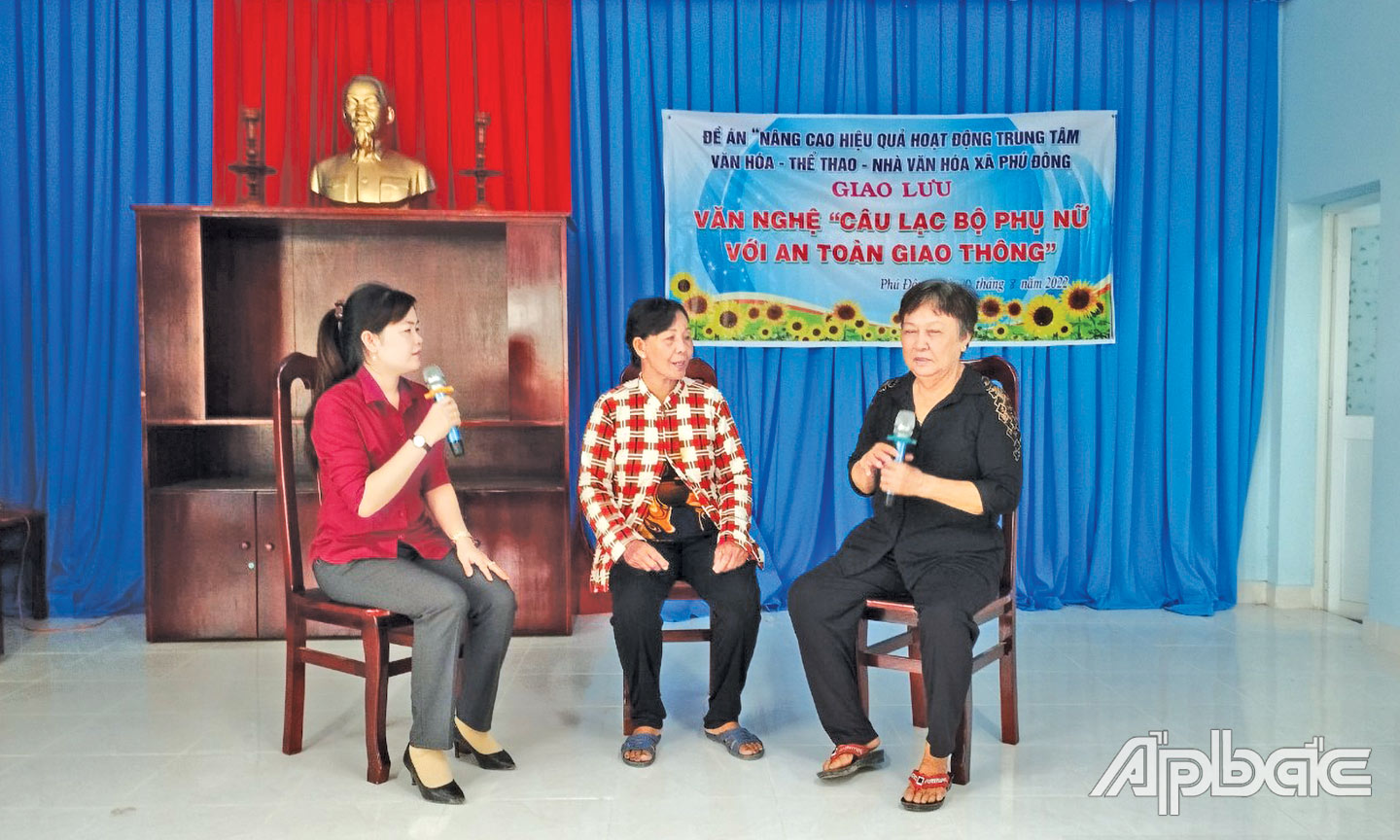 Hội LHPN  xã Phú Đông tổ chức chương trình  giao lưu CLB  “Phụ nữ với ATGT”.  Ảnh: Hồng Linh)