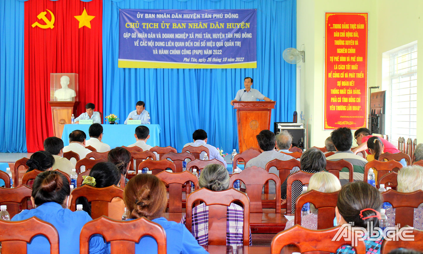 UBND huyện Tân Phú Đông gặp gỡ người dân và doanh nghiệp xã Phú Tân. Ảnh: Quang Minh