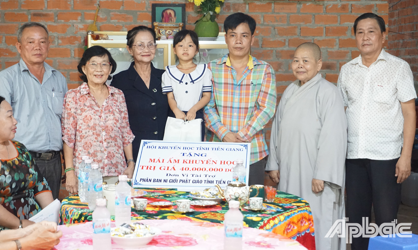 Hội Khuyến học tỉnh, Phân ban Ni giới – Giáo hội Phật giáo Việt Nam tỉnh Tiền Giang trao tặng quà cho em Trương Ngọc Phương Uyên