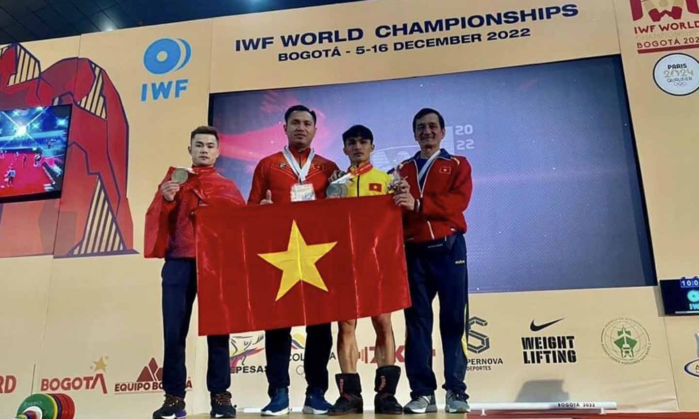 VĐV Ngô Sơn Đỉnh (thứ 2 bên phải sang) ăn mừng cùng các thành viên Đội tuyển Cử tạ Việt Nam.