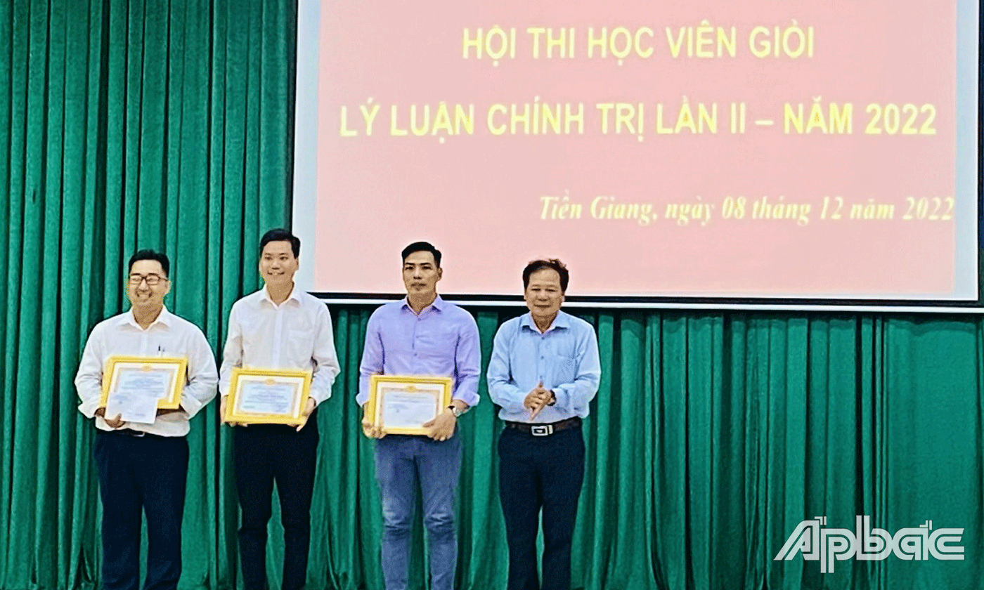 Trao giải Nhất, Nhì, Ba cho các thí sinh.