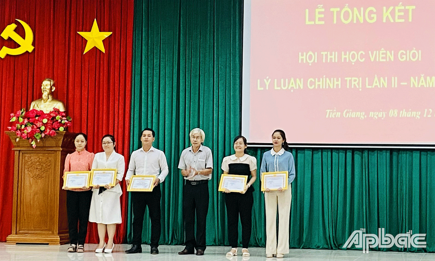 Trao giải Khuyến khích cho các thí sinh.
