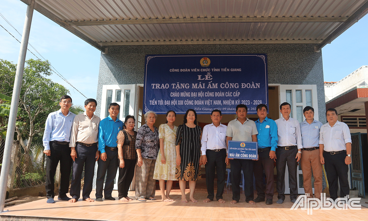 Đại biểu cùng gia đình anh Tiến bên ngôi nhà Mái ấm Công đoàn