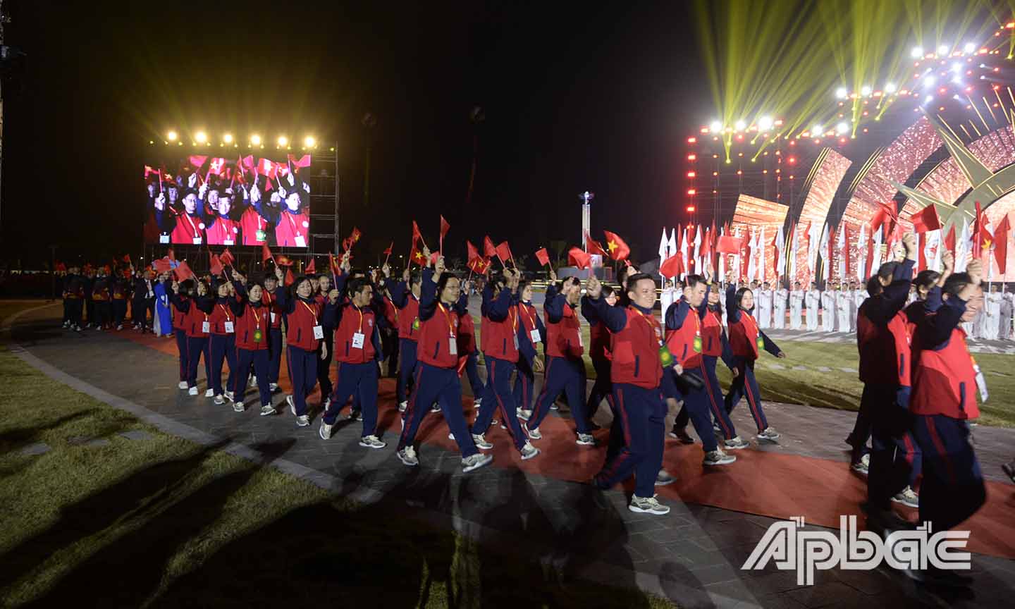 Nghi thức diễu hành tạo không khí thể thao sôi nổi.