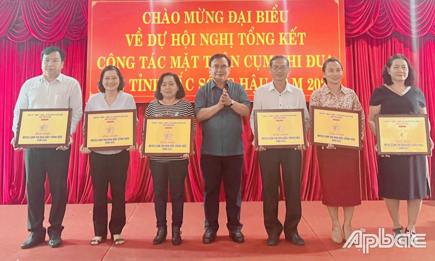 Được biết, chiều 9-12, Phó Bí thư Thường Tỉnh ủy Võ Văn bình đã có buổi gặp gỡ, tặng tranh lưu niệm cho MTTQ các tỉnh Cụm Bắc sông Hậu.