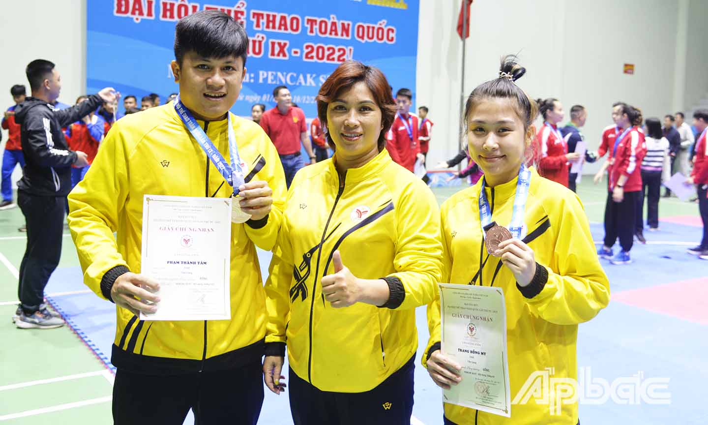VĐV Phạm Thành Tâm và VĐV Trang Hồng My cùng với HLV Đội Pencak Silat Tiền Giang Lê Thị Hằng.