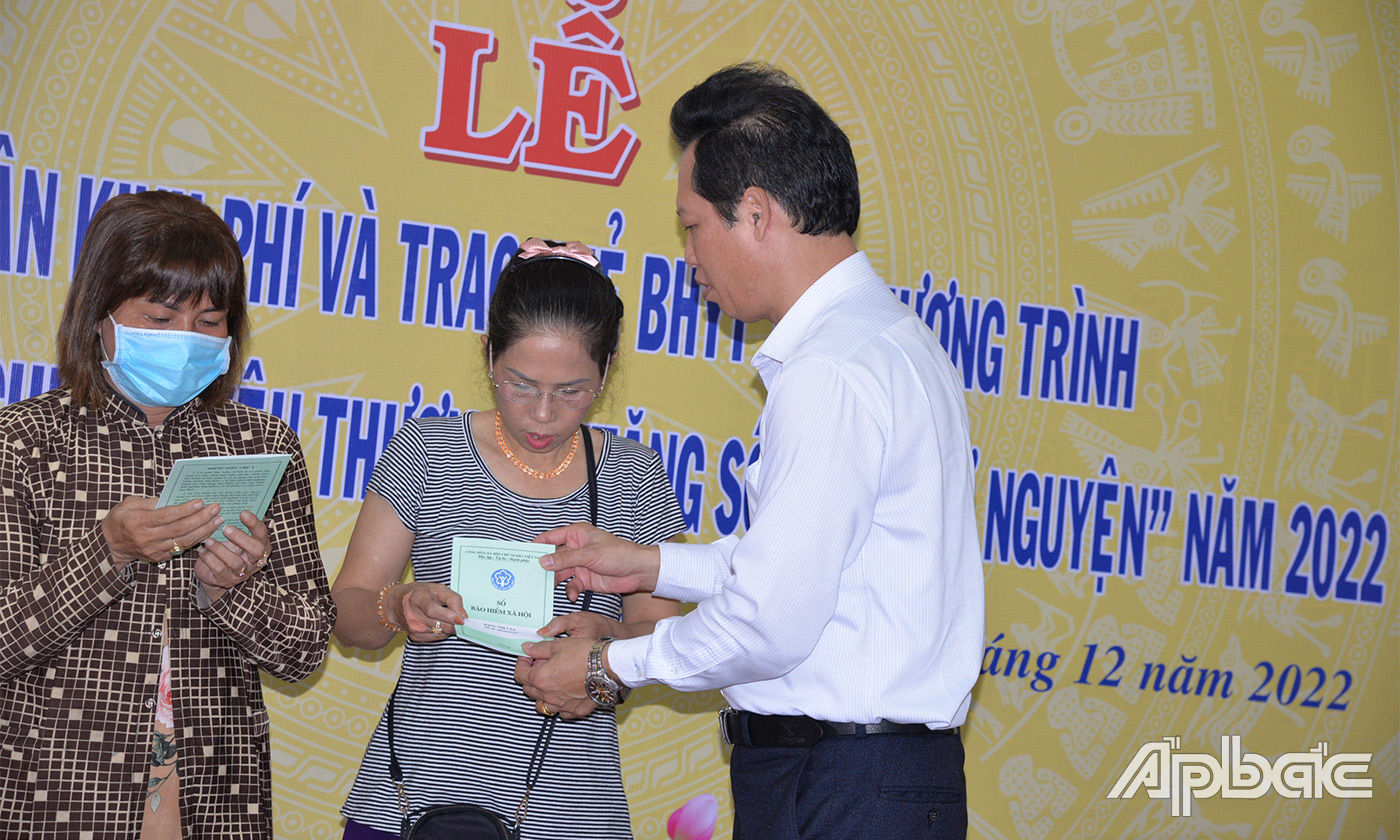 Trao sổ BHXH cho các hộ dân