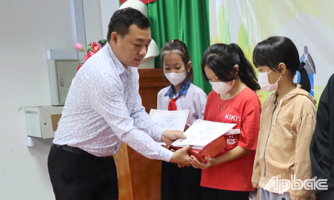 Chủ tịch CĐ công ty TNHH Dụ Đức Việt Nam Nguyễn Văn Bé Ba trao tặng học bổng cho các em học sinh 