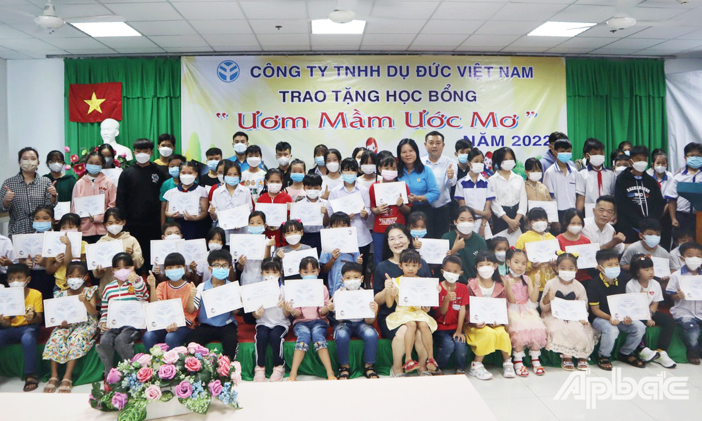 Công ty TNHH Dụ Đức Việt Nam trao tặng 80 suất học bổng “Ươm Mầm Ước Mơ” cho các em 
